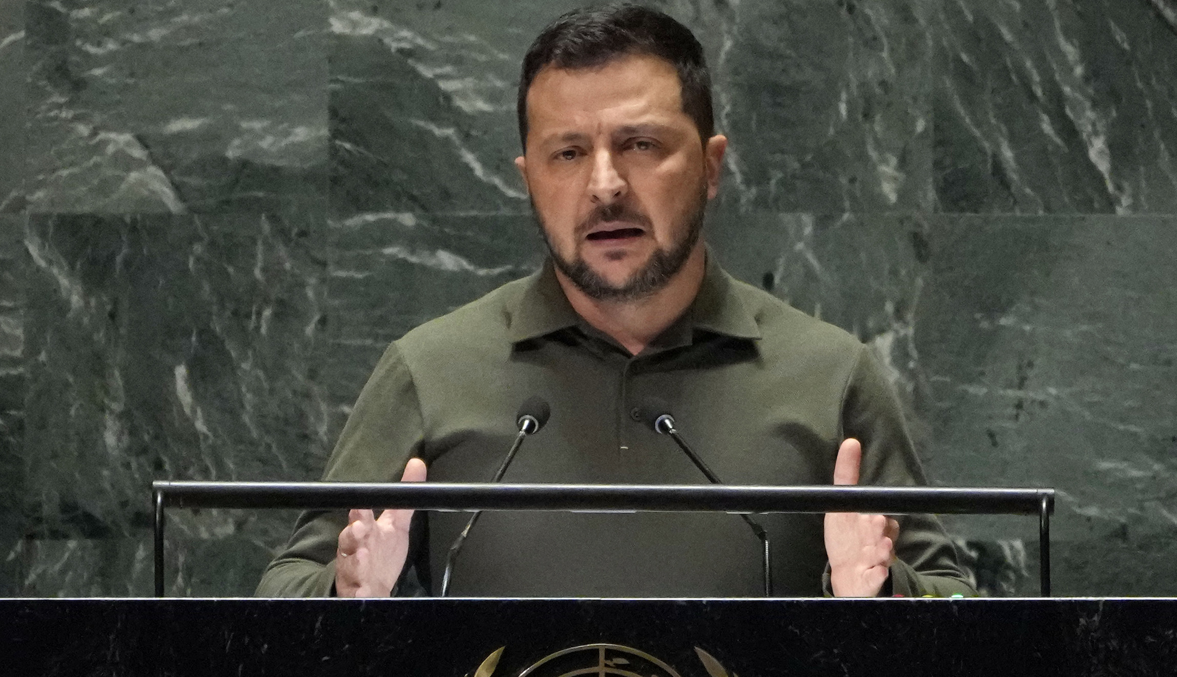 NextImg:Spat with general leaves Zelensky in a no-win situation