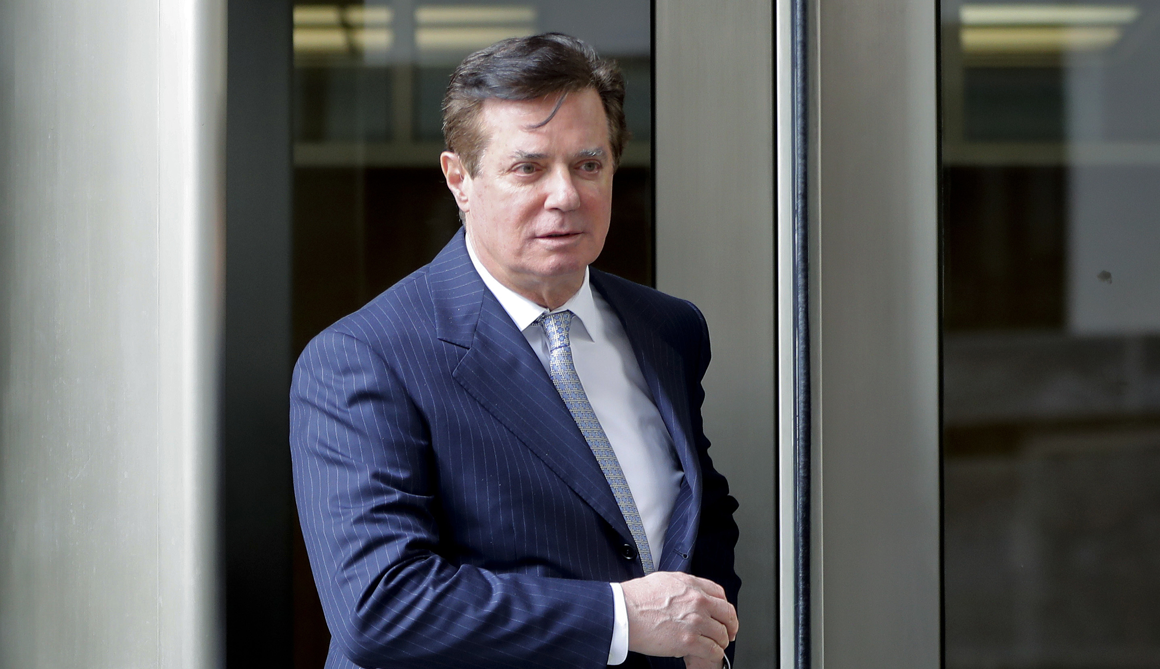 Paul Manafort spends 23 hours a day in solitary confinement ...