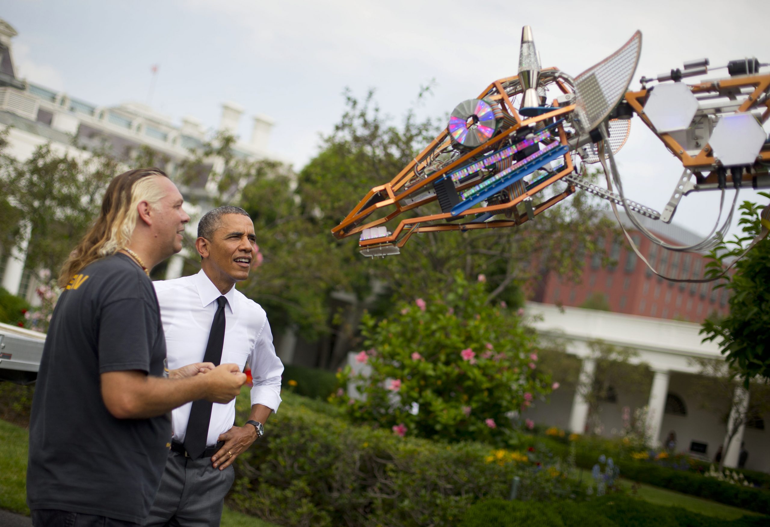 Obama, inventors check out electric giraffe Washington Examiner