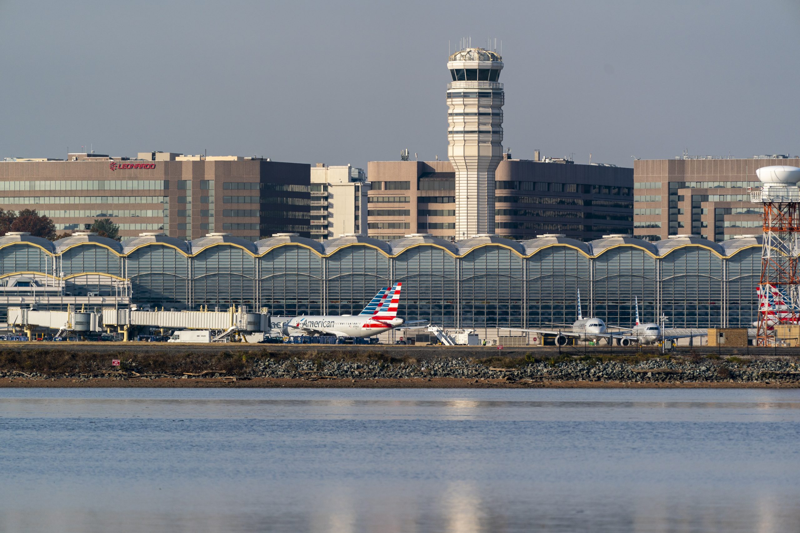 DC airport brawl: Delta attacks the anti-competitive regulations ...