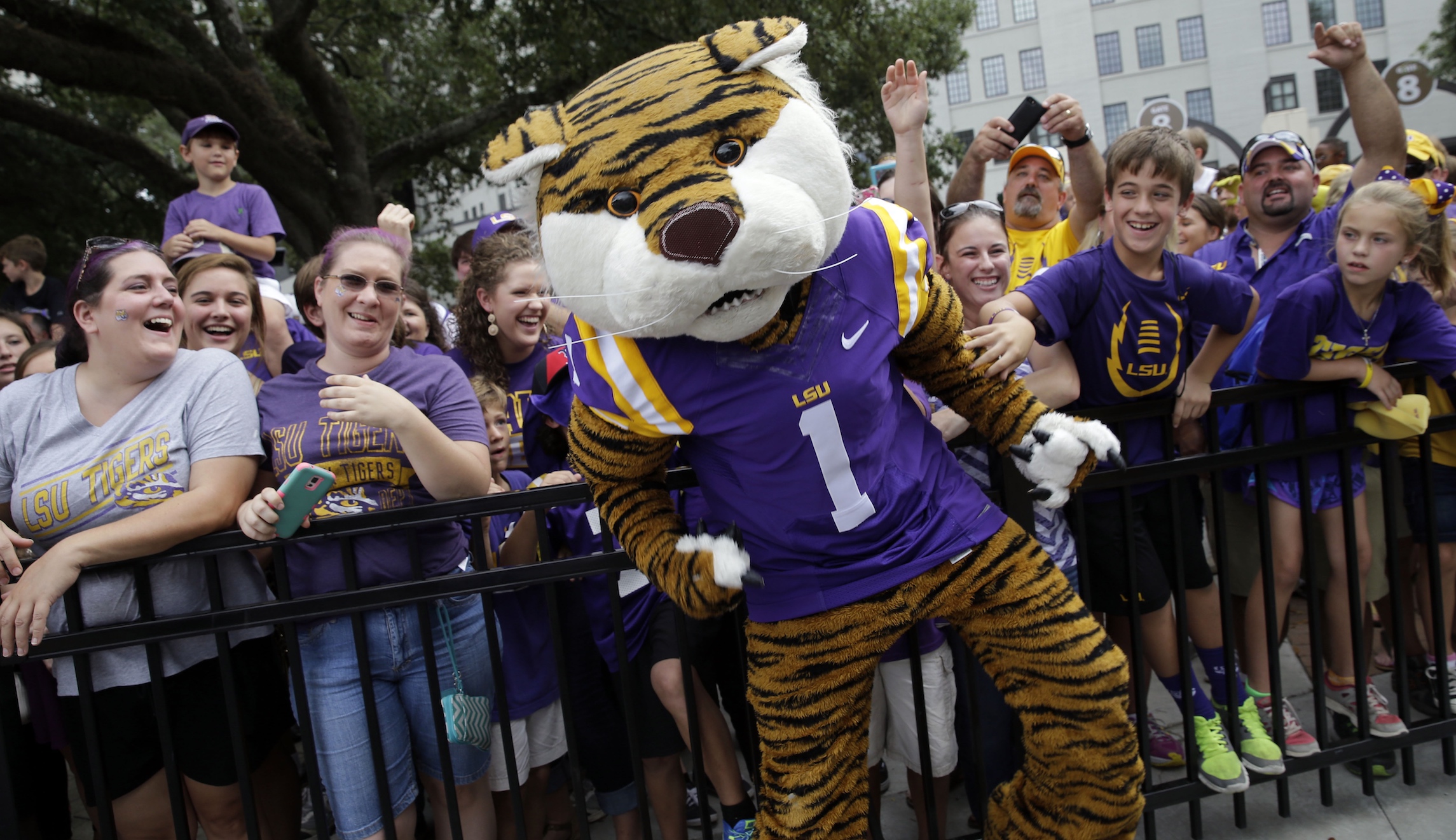 LSU Coach Thanks Trump For Attending National Championship - Washington ...