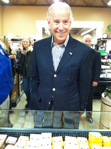 Biden hams it up at cheese shop - Washington Examiner