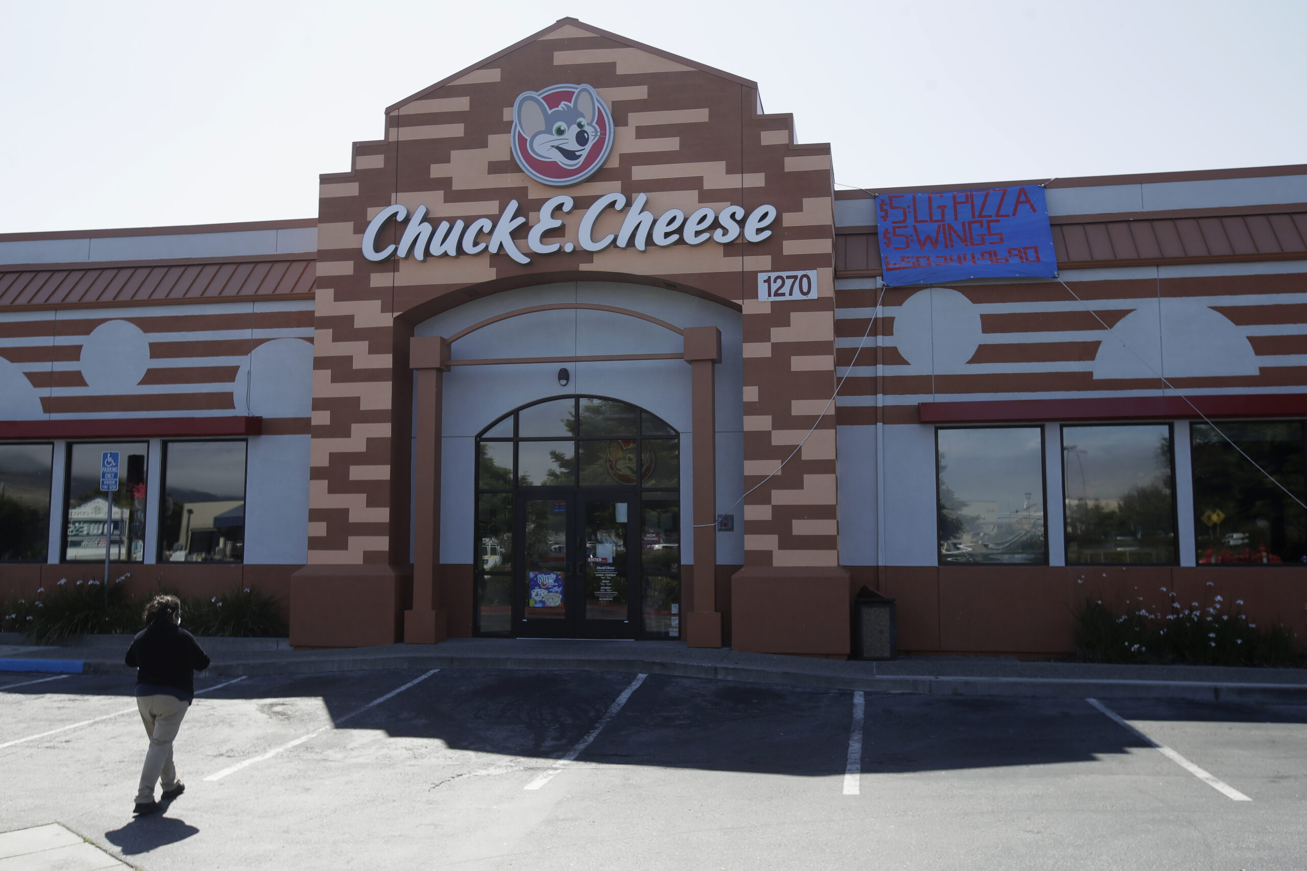 Texas man gunned down in Chuck E. Cheese parking lot carrying birthday(02)