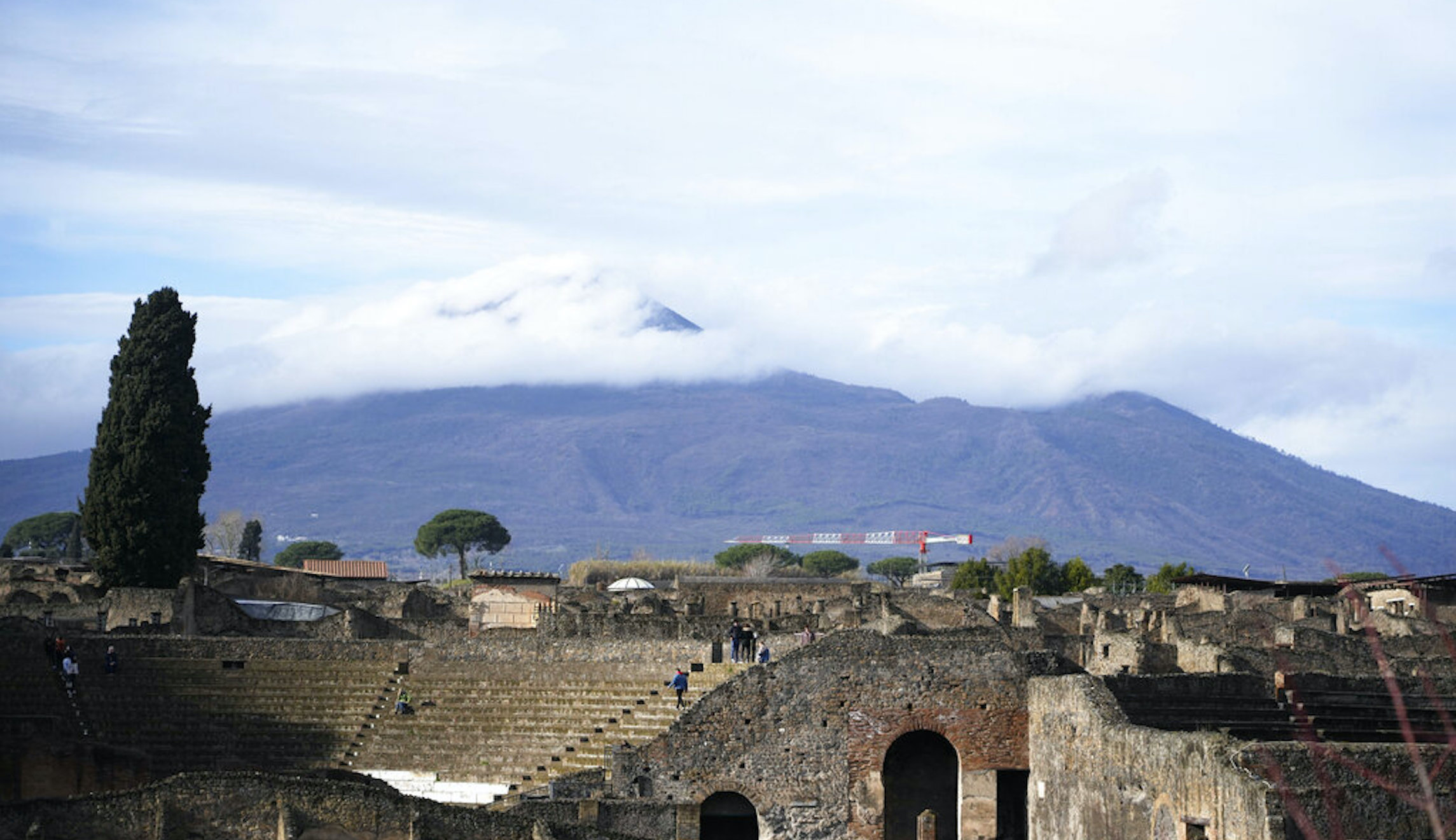 US tourist falls into Mount Vesuvius after taking selfie Washington