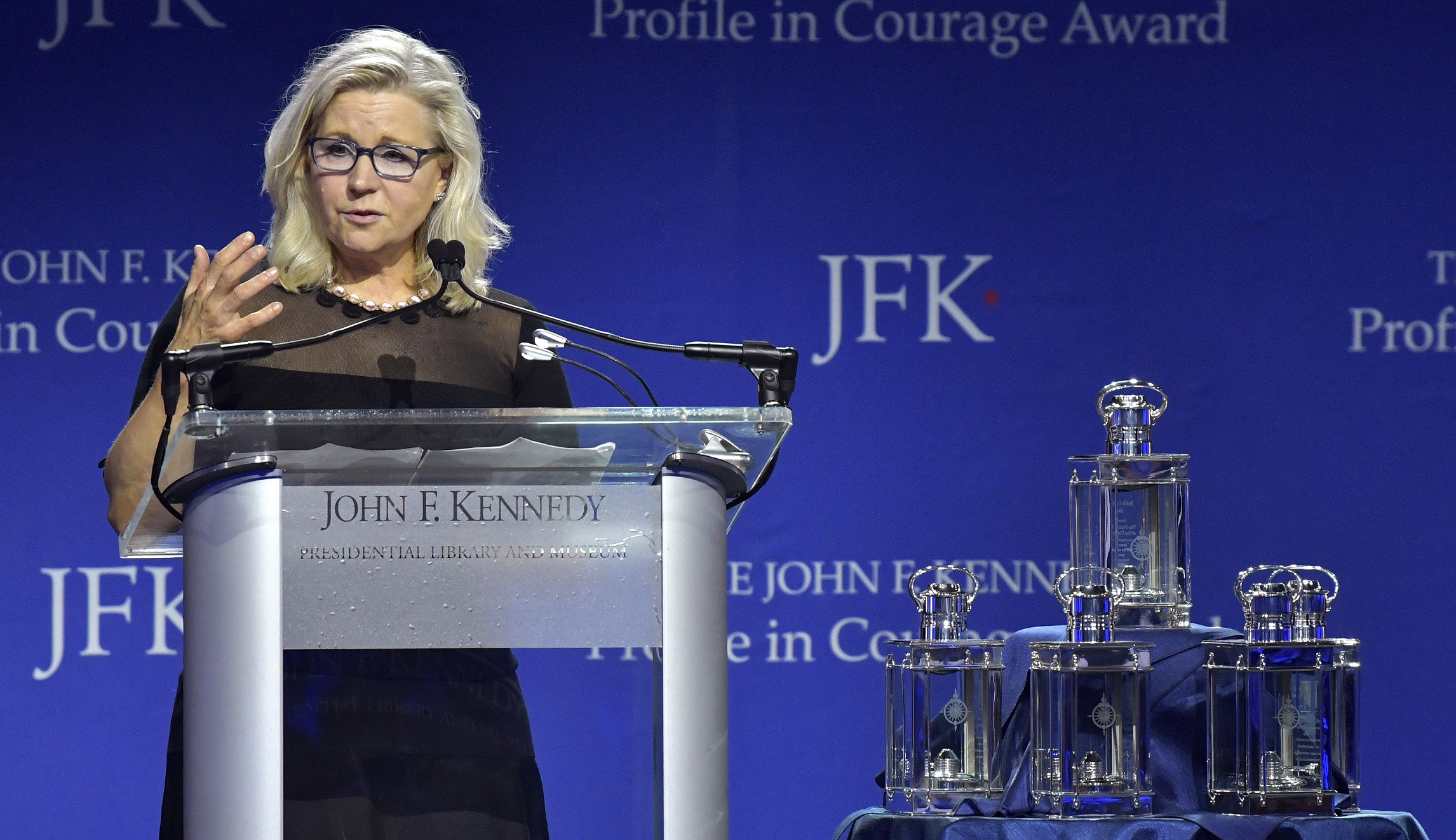 Called A ‘profile In Courage ’ Liz Cheney Pays Tribute To Brave Capitol Police Washington Examiner