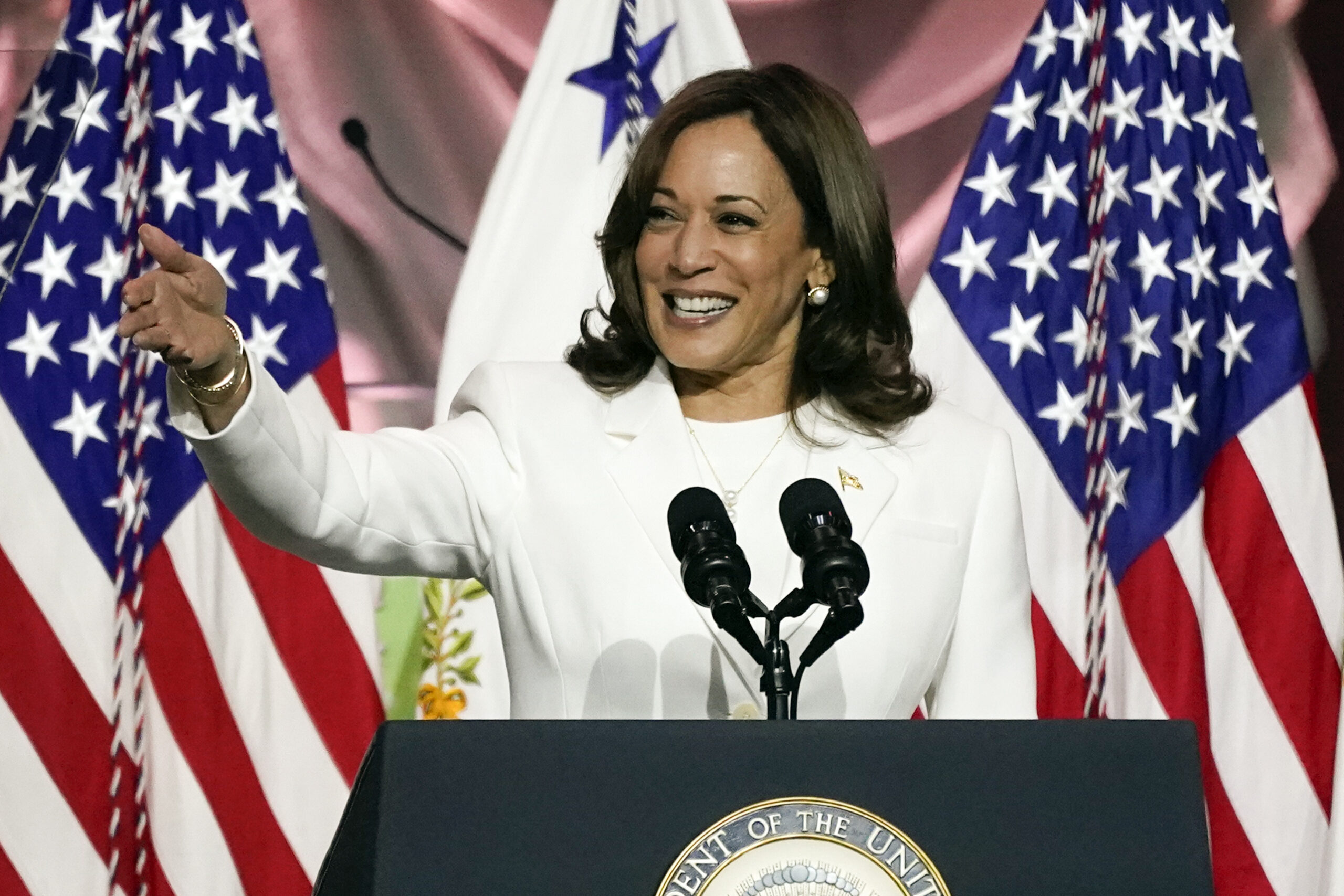 White House deems Harris a ‘close contact’ of COVID-positive Biden - Washington Examiner
