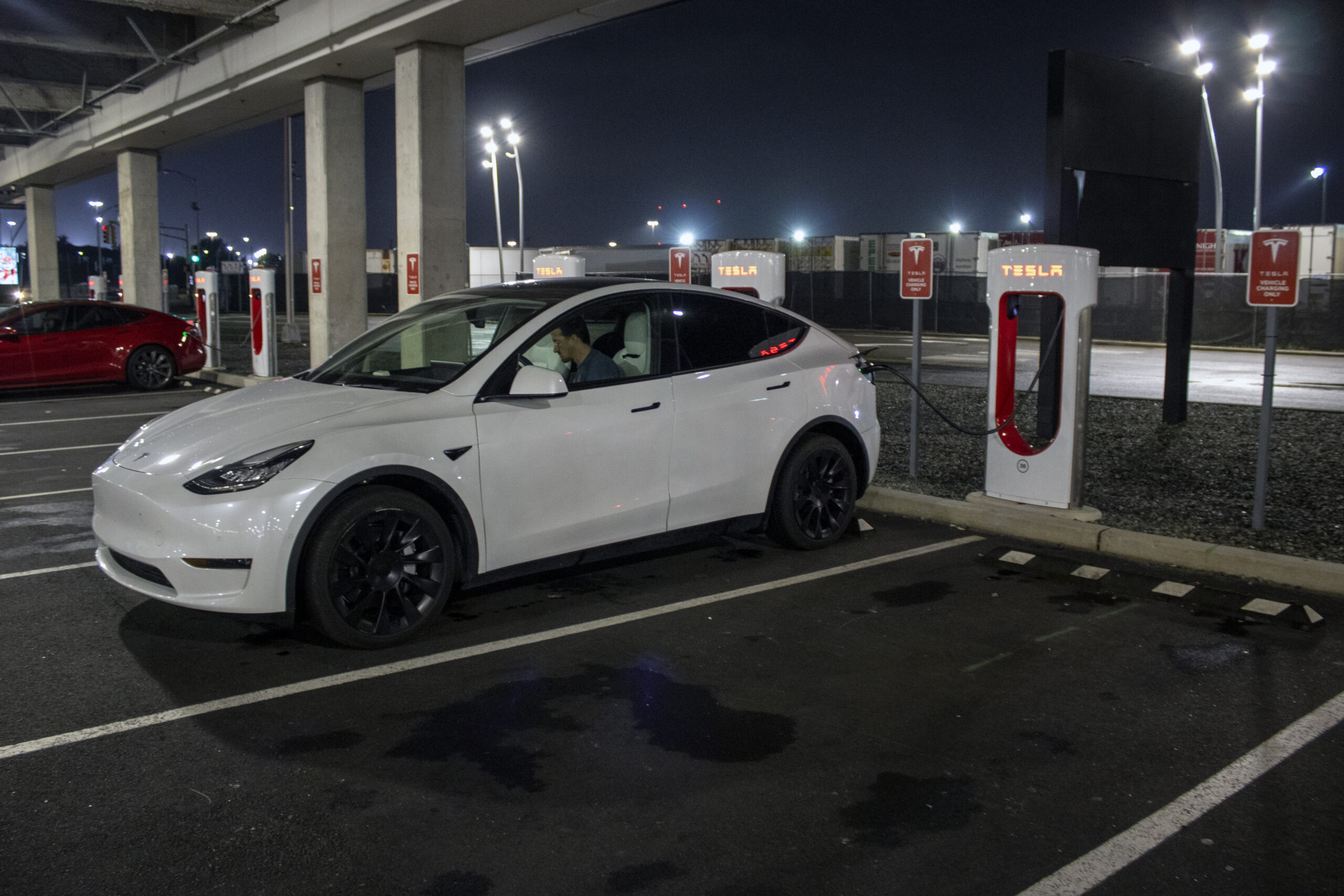 NextImg:Hertz to replace 20,000 electric vehicles with gas vehicles