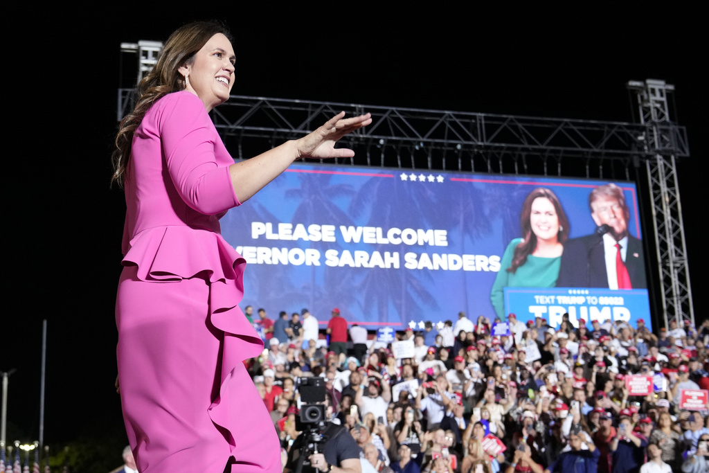 Sarah Huckabee Sanders Endorses Trump At Florida Rally Competing With ...