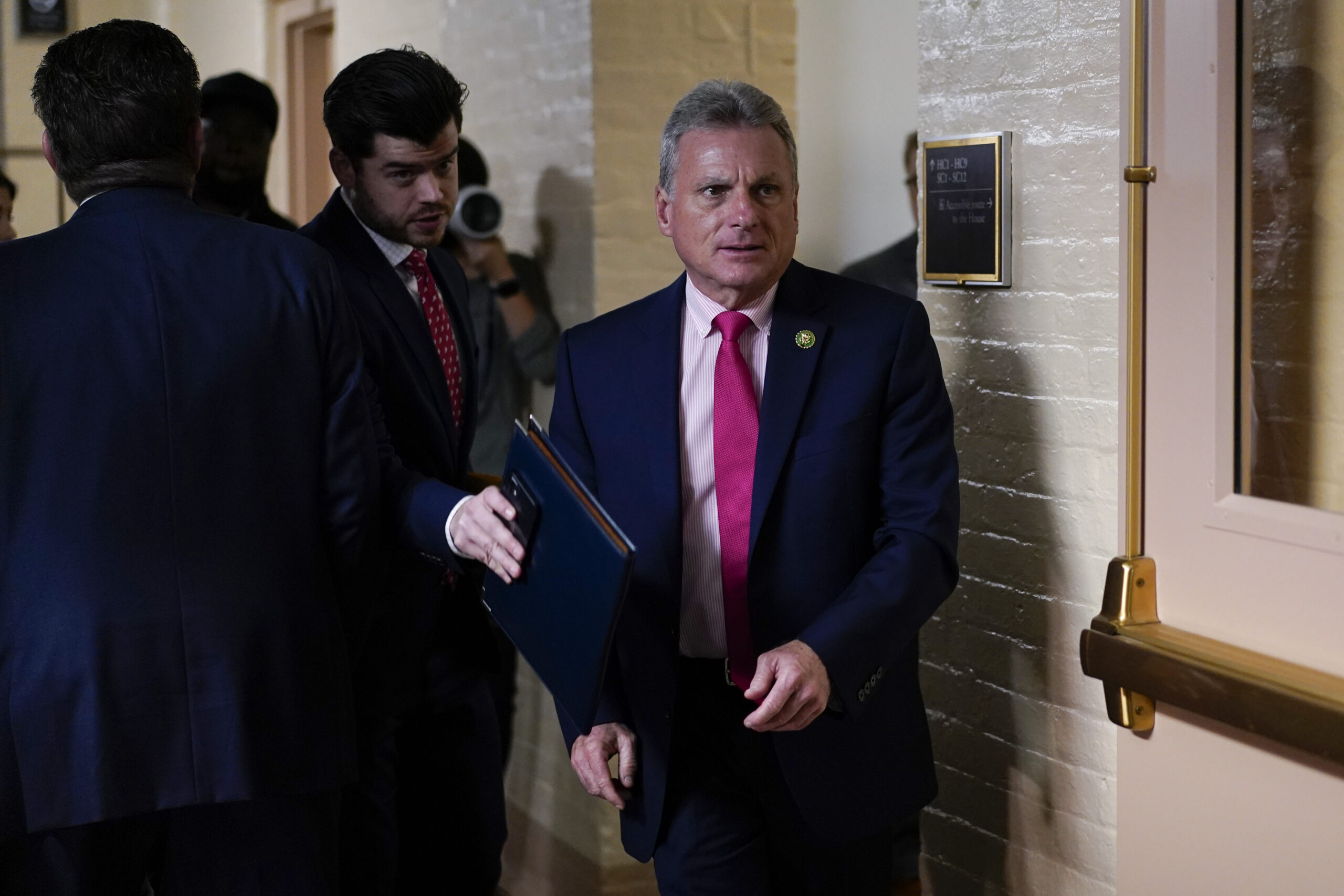 NextImg:Republican congressman says party cannot have 'head in the sand' with climate change