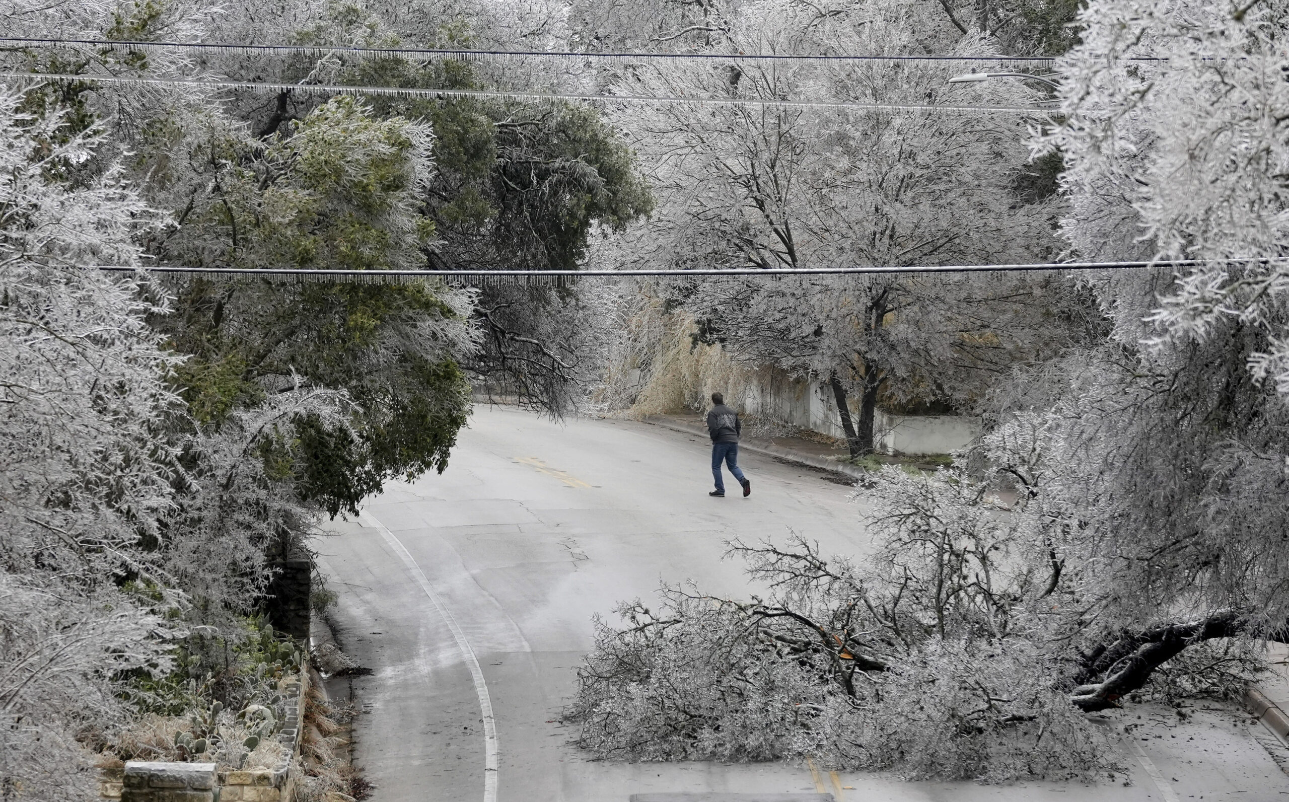 NextImg:Texans hunker down for winter freeze with a watchful eye on power grid
