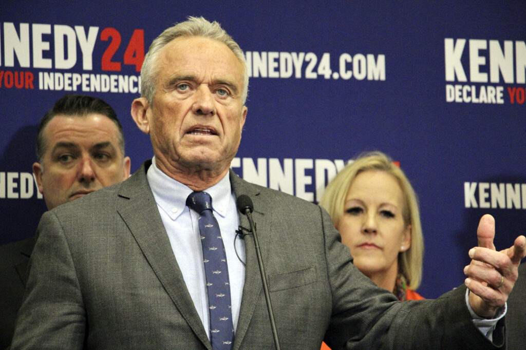 NextImg:RFK Jr. signals support for Abbott against Biden in border dispute