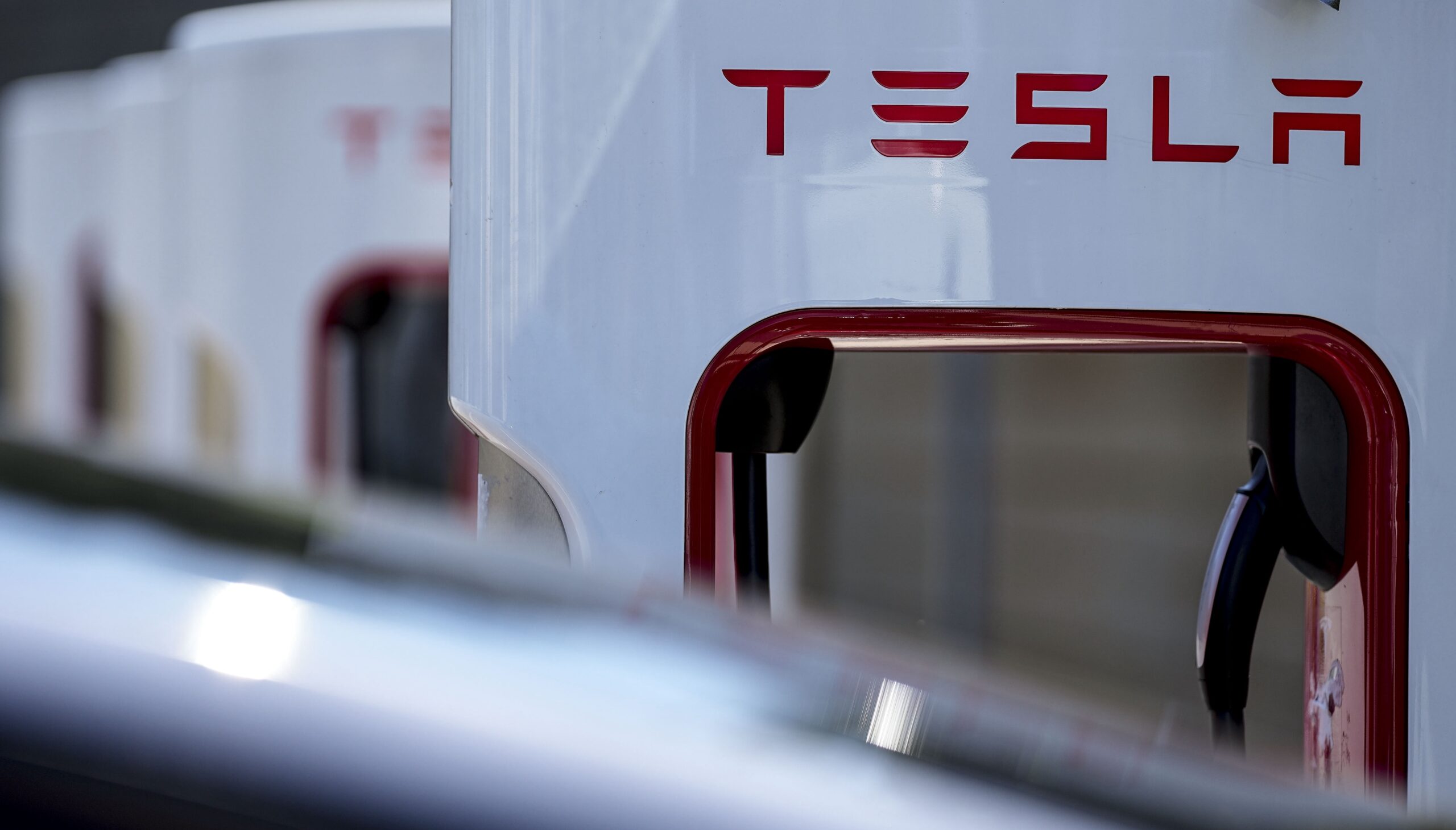 NextImg:Tesla drivers struggle to charge vehicles in bitter Chicago cold