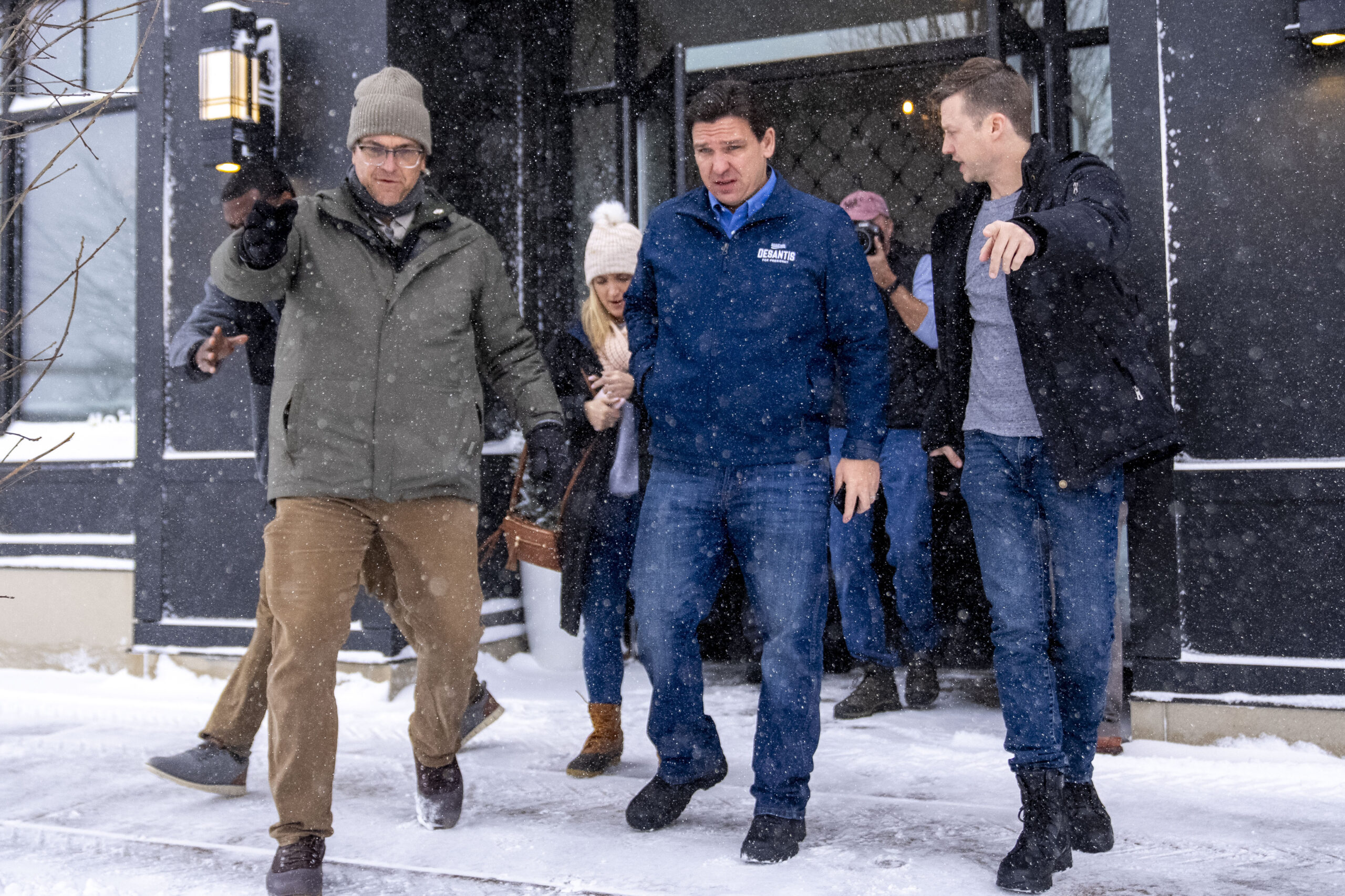 NextImg:Iowa blizzard weather warning upends GOP campaigns before caucuses