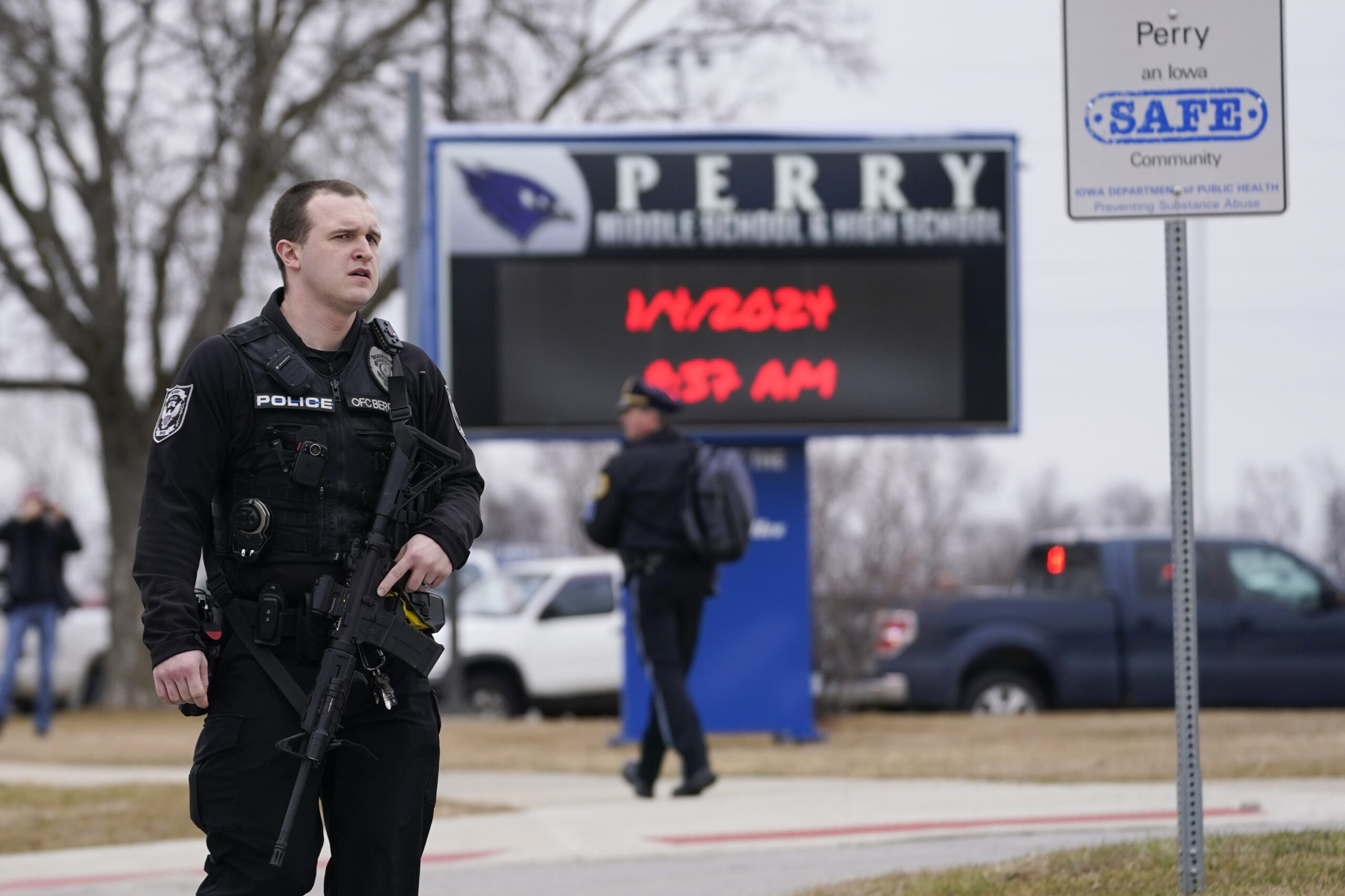 NextImg:Iowa principal who distracted shooter died from injuries