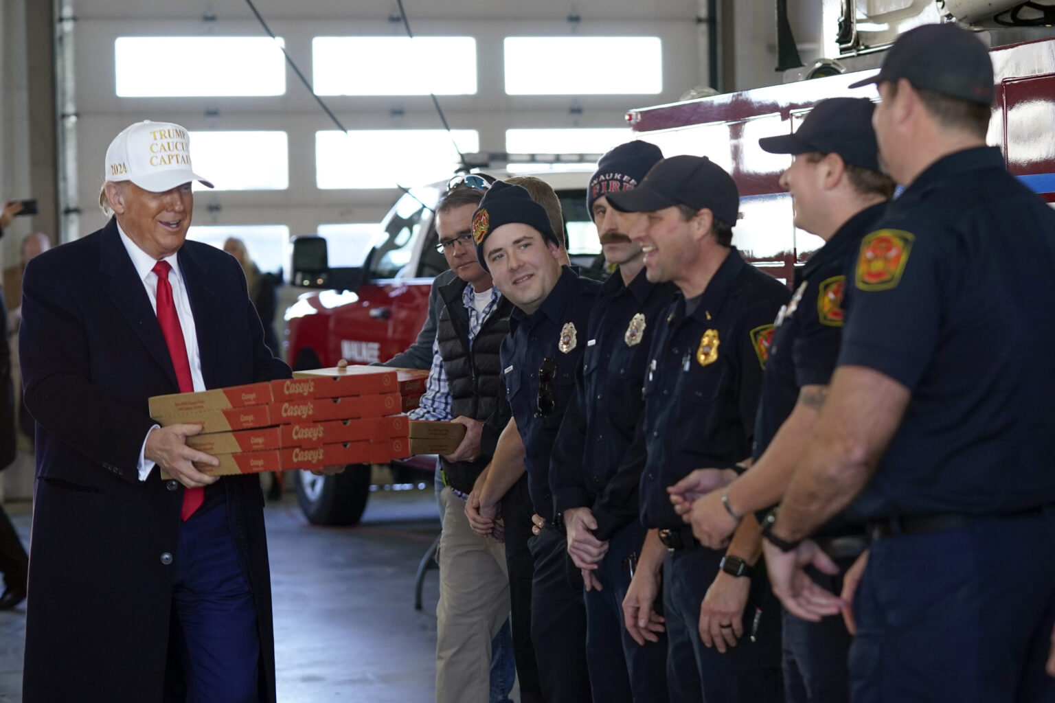 Trump delivers pizza to local Iowa fire department ahead of caucuses ...