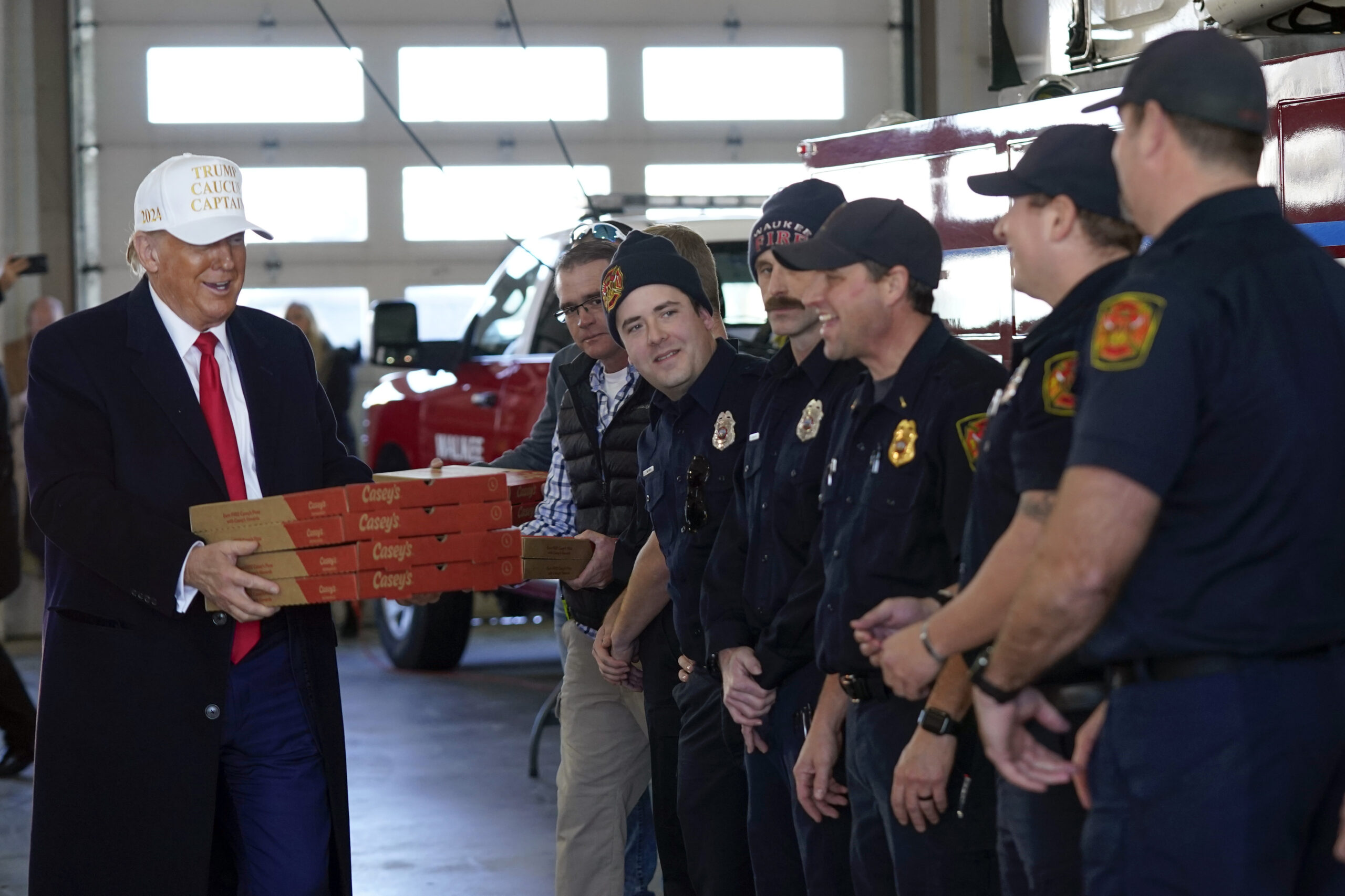 NextImg:Trump delivers pizza to local Iowa fire department ahead of caucuses