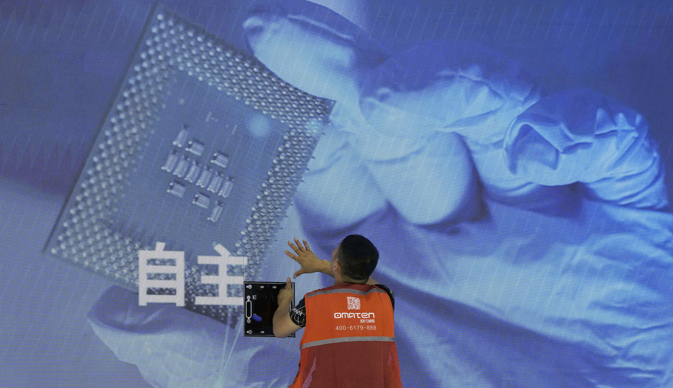 NextImg:Lawmakers call on administration to address China's dominance of older chips