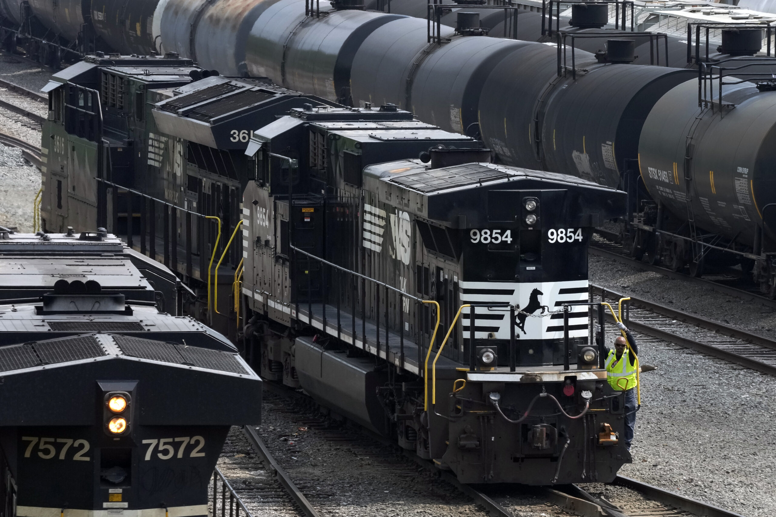 Train derailment spills hundreds of gallons of diesel fuel in Colorado