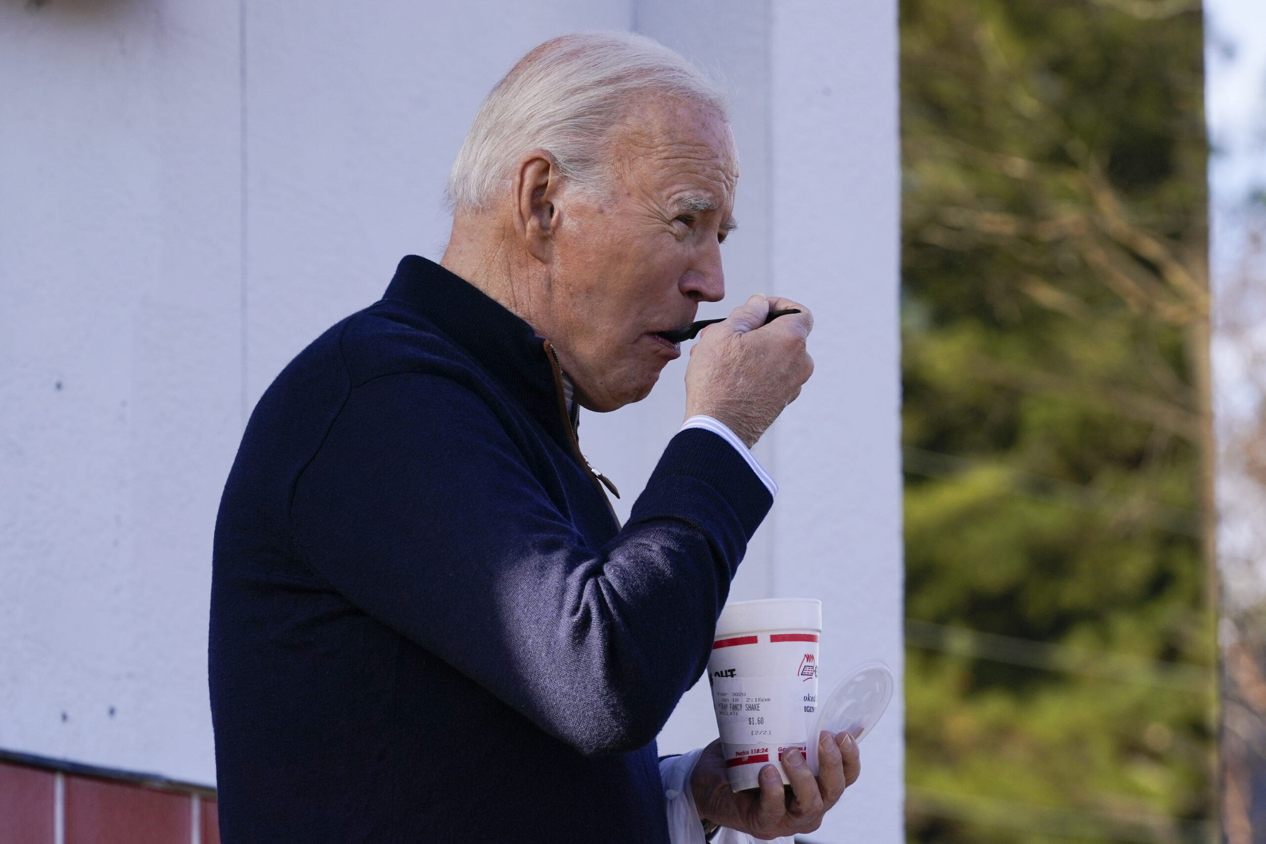 NextImg:Feeding frenzy: Gaffe-prone Biden using food pit stops to replace scrutinized events on trail