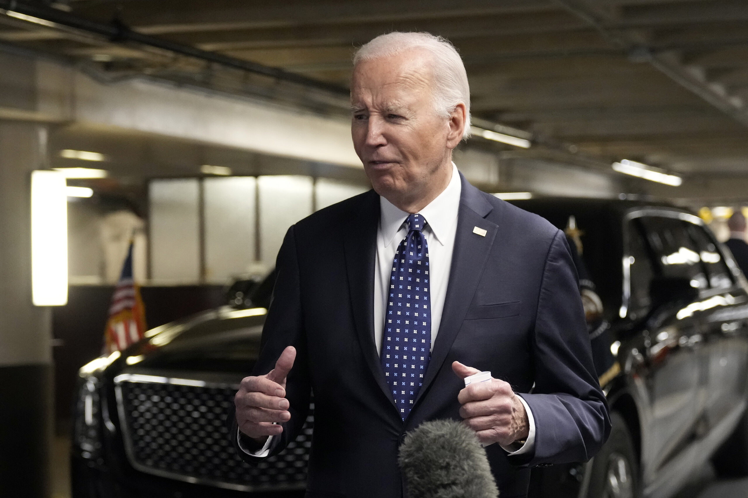 NextImg:Biden’s use of notecards during private fundraisers sparks donor concerns - Washington Examiner