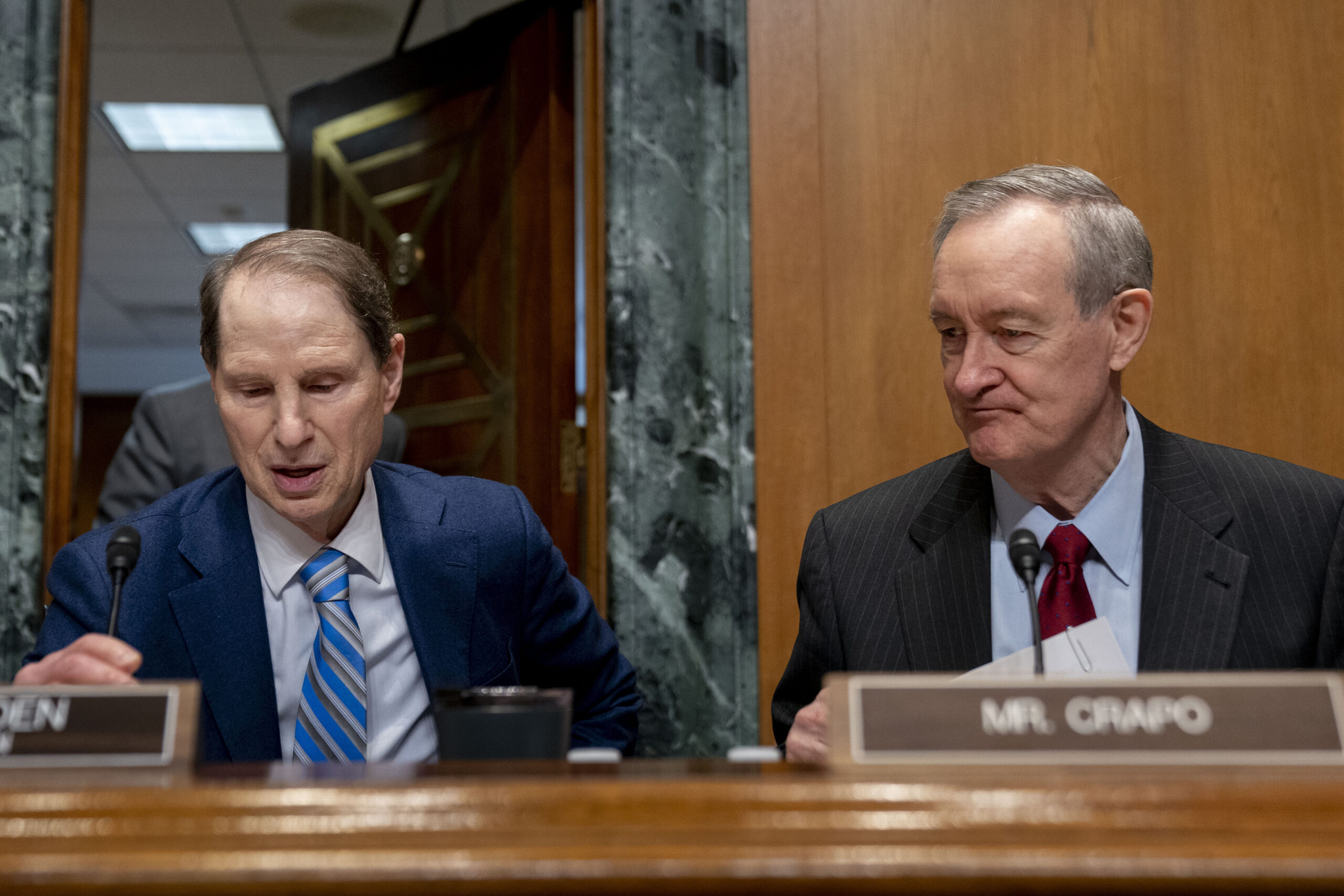 NextImg:Senators aim to pass bipartisan pharmacy benefits manager reform in government funding bill - Washington Examiner