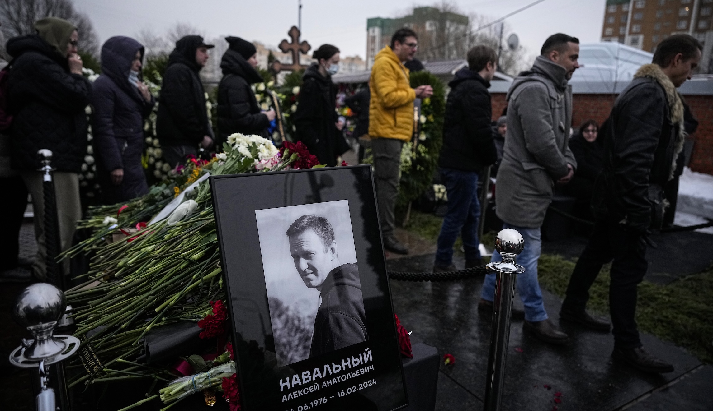 NextImg:Swaths of mourners gather for Navalny’s funeral in Moscow, chanting ‘Heroes don’t die’ - Washington Examiner