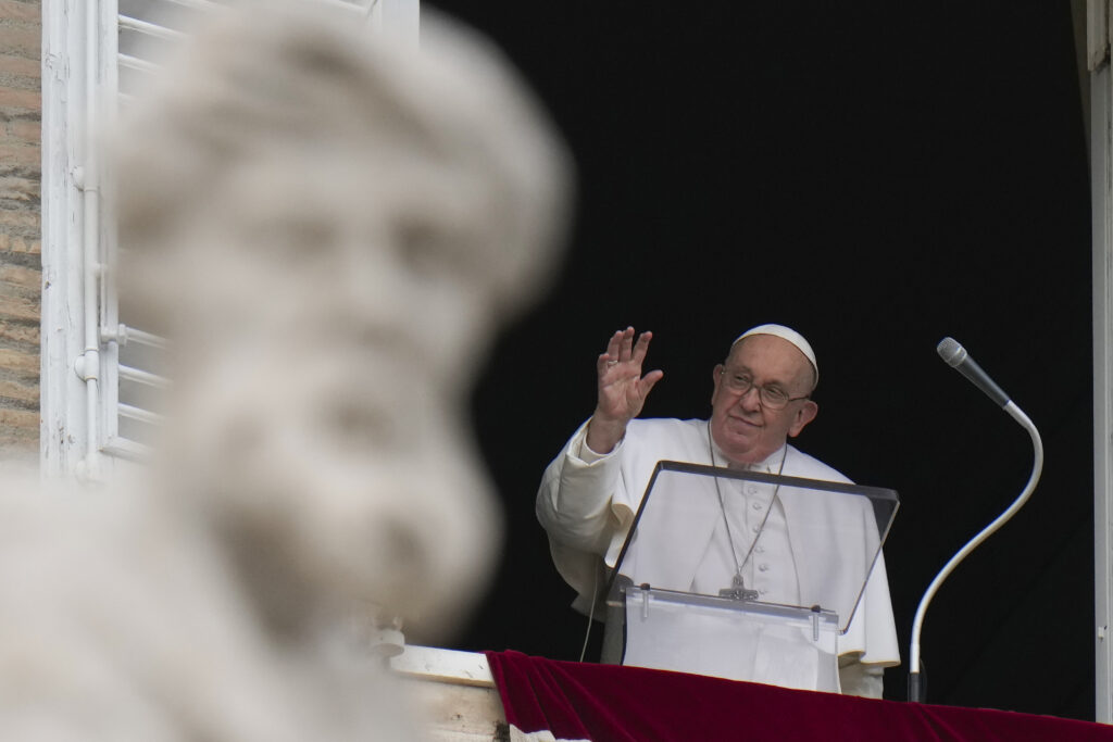 Pope Francis urges nations to seek peace and end wars