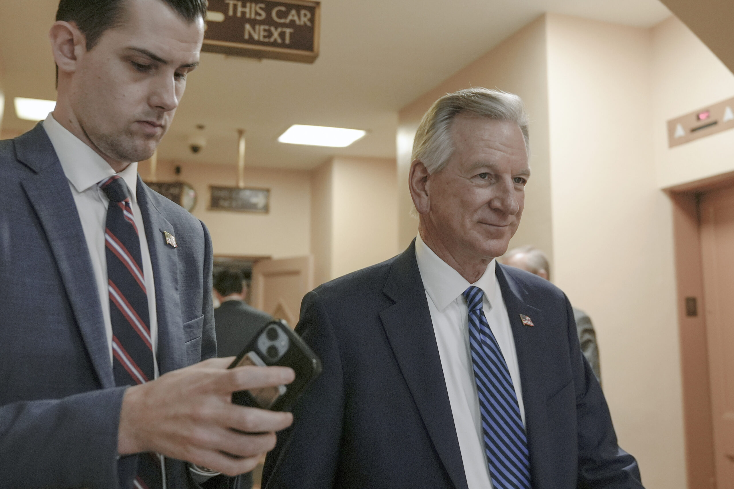NextImg:Tuberville suggests Ukrainian leaders are spending money US gives them on ‘beach houses all over the world’ - Washington Examiner