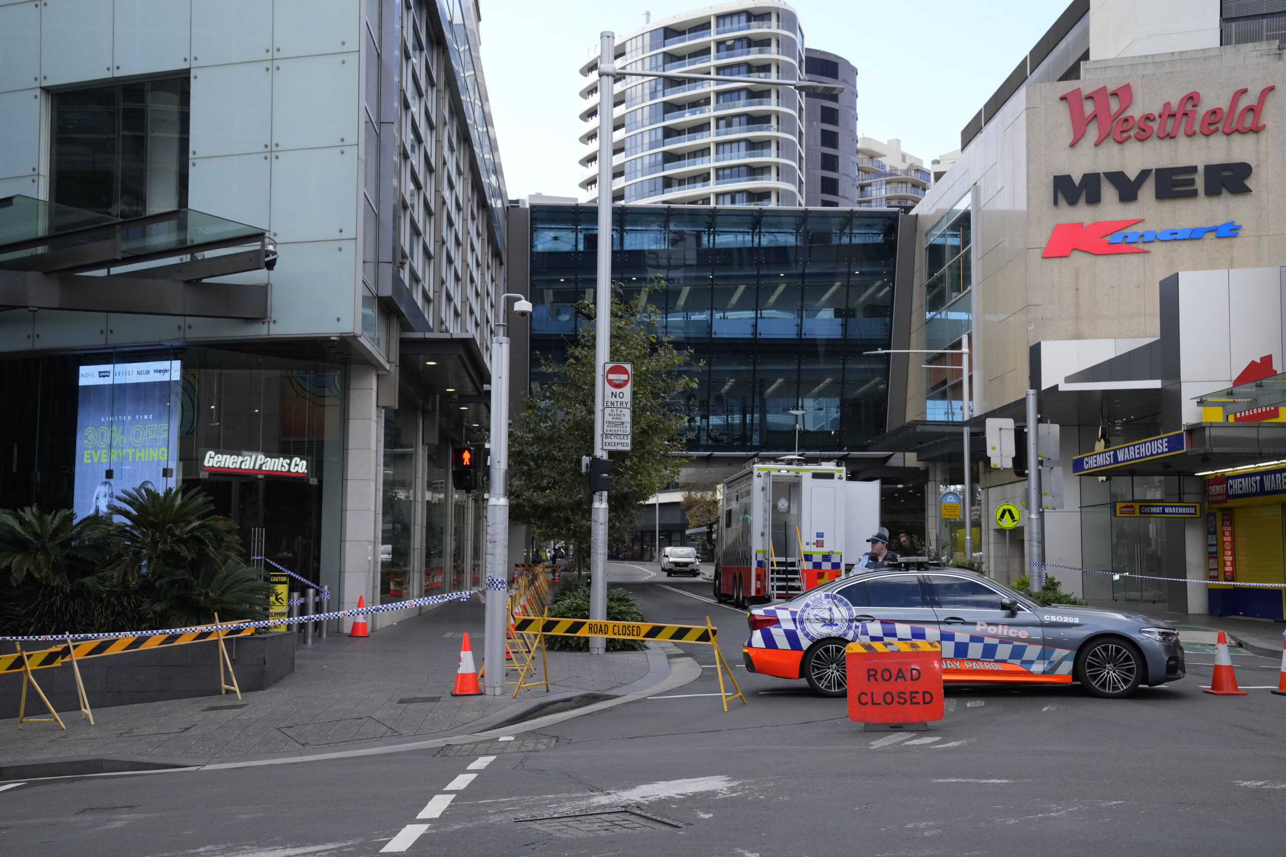 NextImg:Police officer hailed as ‘hero’ for stopping Sydney mass murderer and saving ‘many lives’ - Washington Examiner