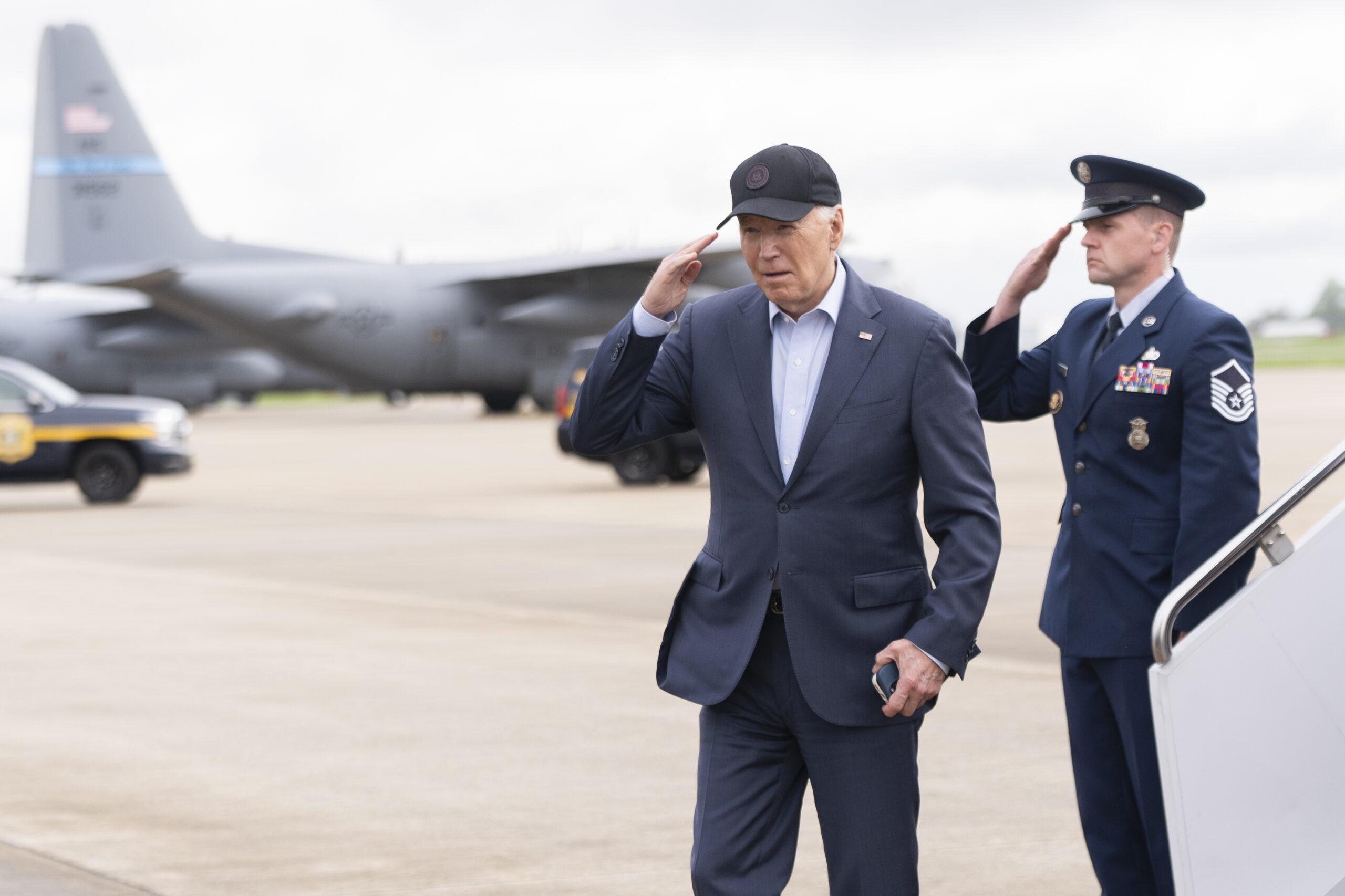 NextImg:Biden signs FISA extension into law after race to avoid lapse - Washington Examiner