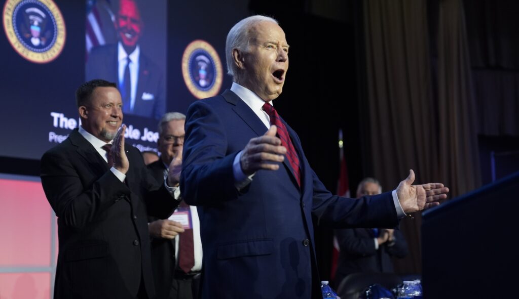 Biden makes mistake, reads ‘pause’ on teleprompter before crowd chants ‘four more years