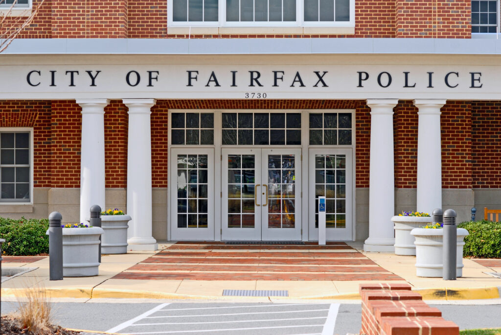 Gang in DC tries to break into police car with female officer in it