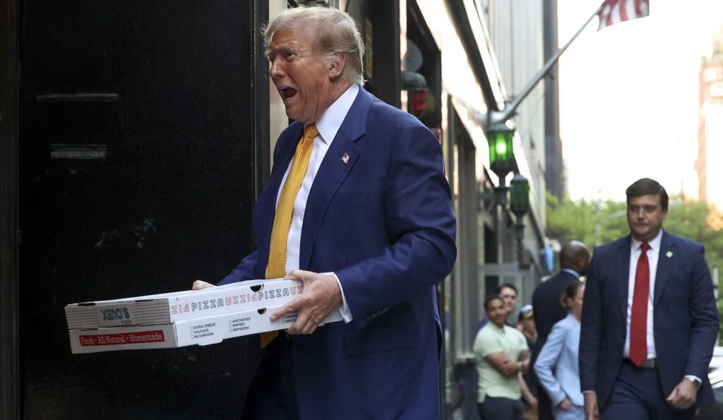 Trump surprises FDNY station with pizza during NYC campaign visit